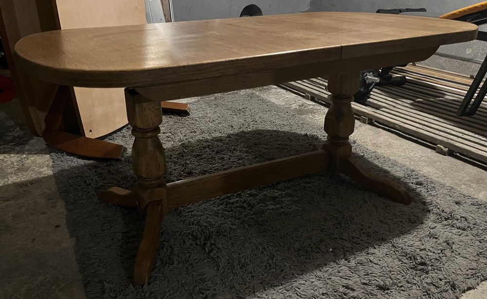 Stół dębowy rozkładany z regulowaną wysokością.