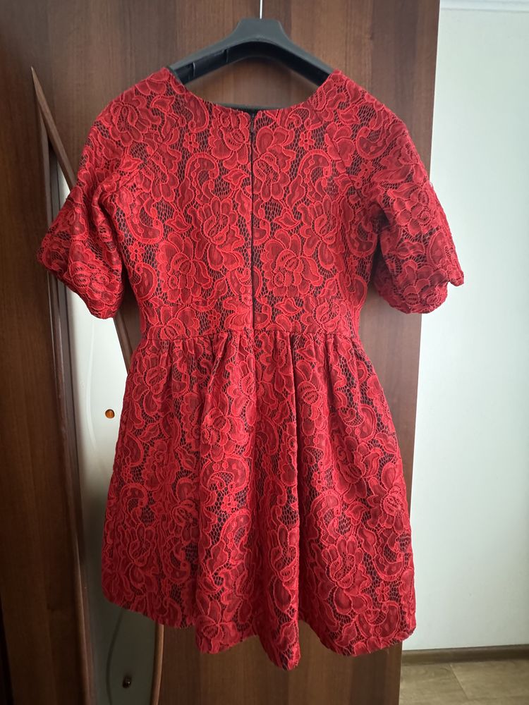 Червона сукня з коротким рукавам ліхтарик