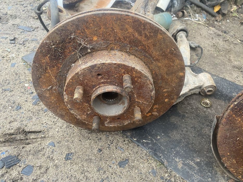 Рычаги с кулаками и дисками Nissan Almera