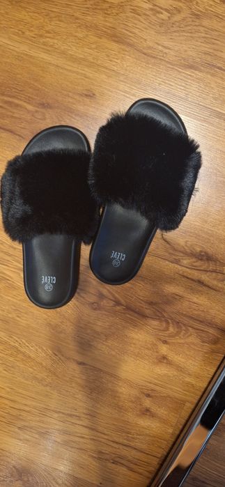 Klapki z czarnym puszkiem