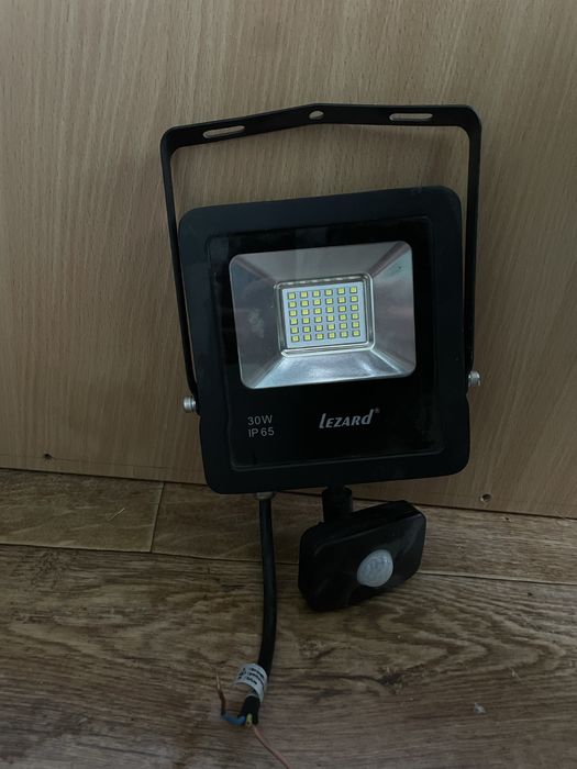 Продам прожектор з датчиком