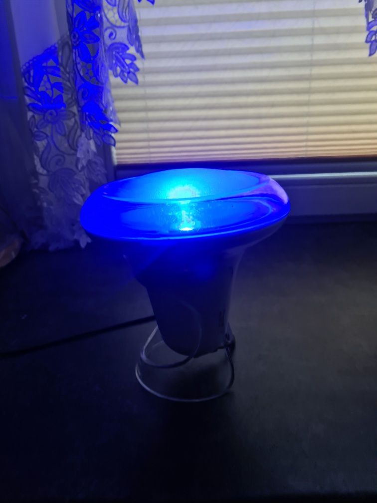 Lampka Grundig RGB LED na pilot  
Świecąca w różnych kolorach
