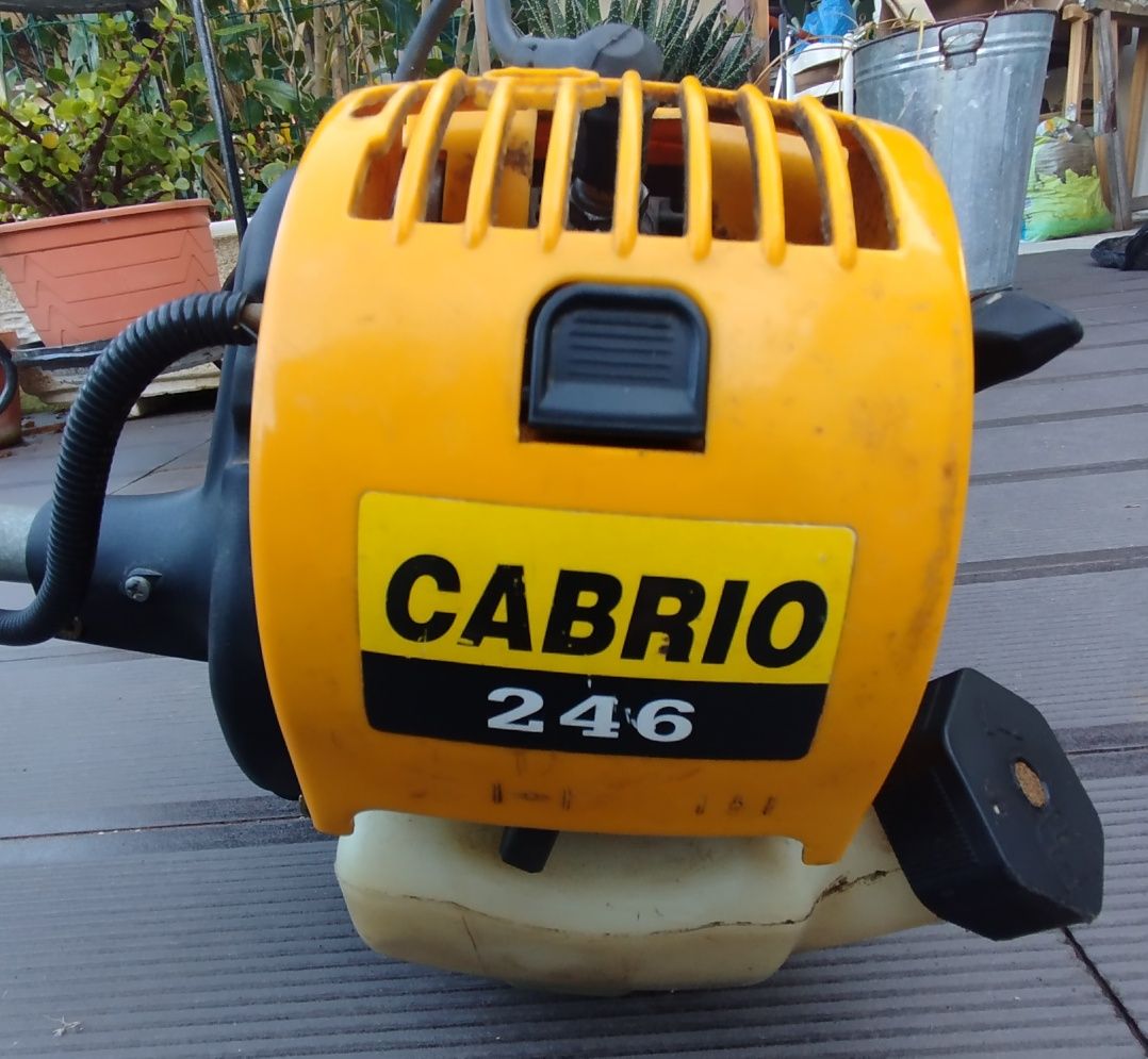 Roçadora a gasolina a funcionar..