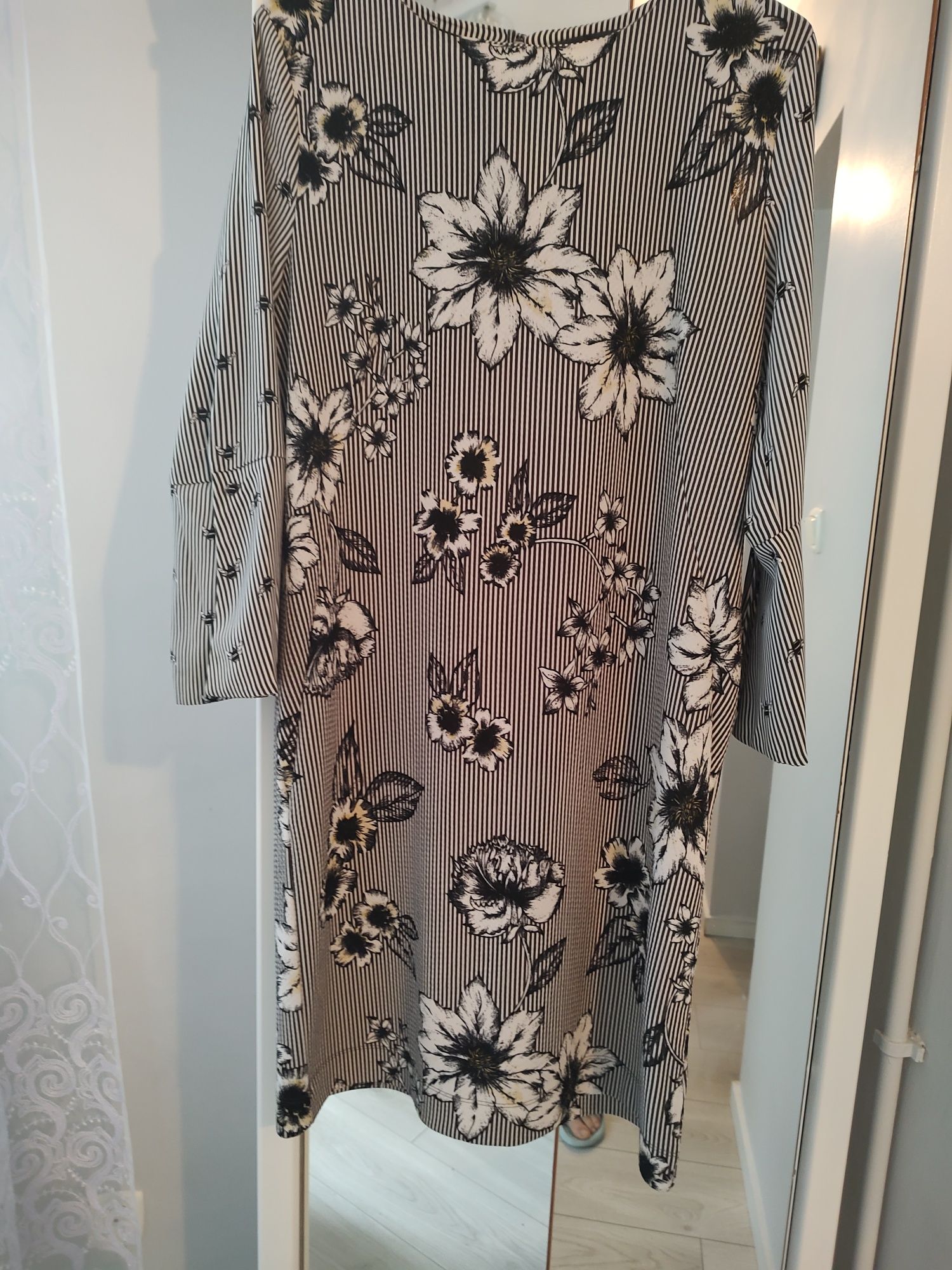 Sukienka w kwiaty z długim eleganckim rękawem