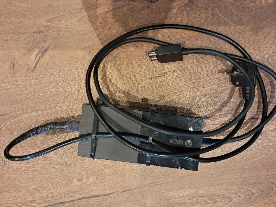 Xbox one 1tb + 2 pady + 7 gier- komplet