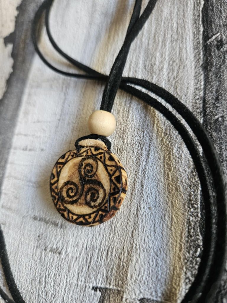 Wisiorek słowiański drewniany Triskelion rękodzieło prezent naszyjnik