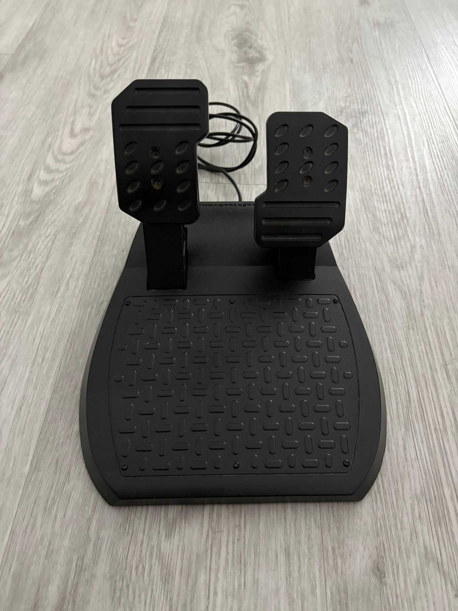 Volante Thrustmaster T150 + Pedais
