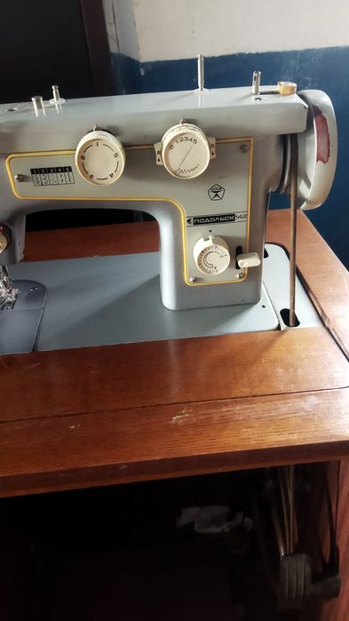 Швейная машинка Подольск 142 с тумбой