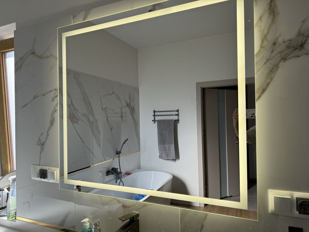 Sprzedam 2 lustra LED: 1 poziome i 1 pionowe. Wymiary 90x100cm