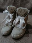 Sneakersy na koturnie z sercem