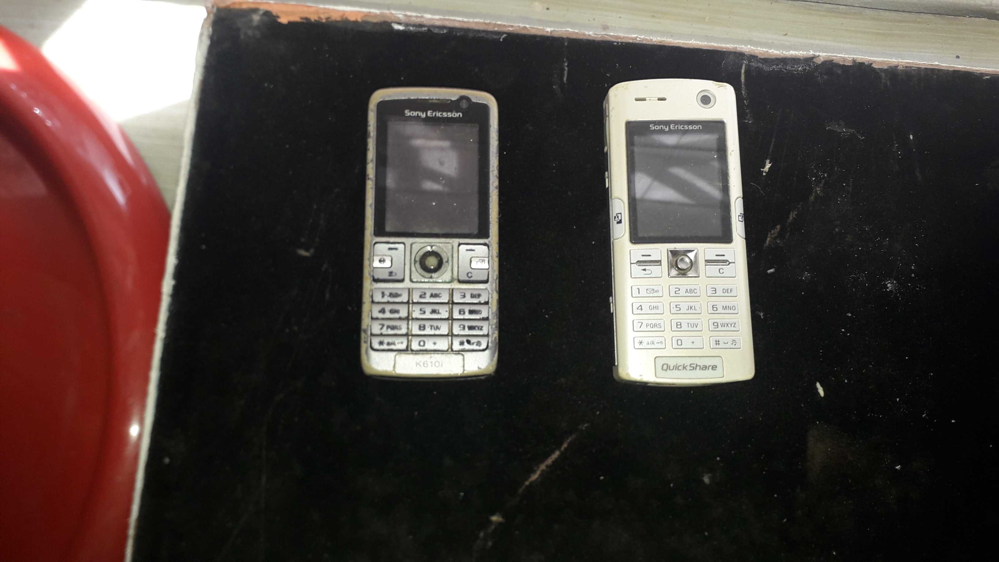 7 telemoveis nokia antigos e 2 sony erikson