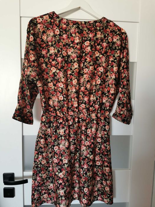 Sukienka letnia r. 36 w kwiaty dekolt