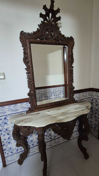 Credencia antiga com espelho e tampo em mármore.