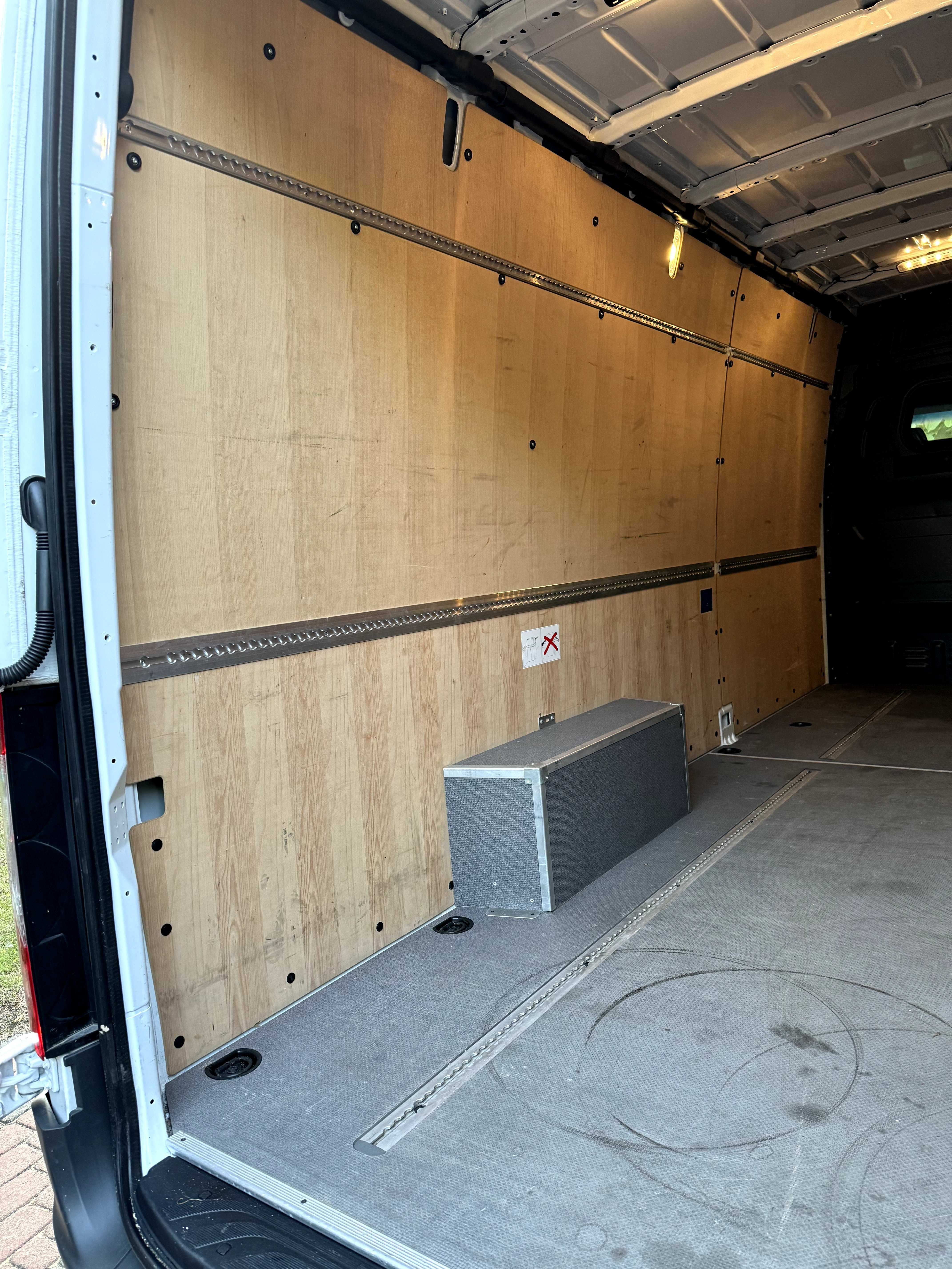 Oryginalna zabudowa paki Mercedes Sprinter 907 -podłoga, ściany, szyny