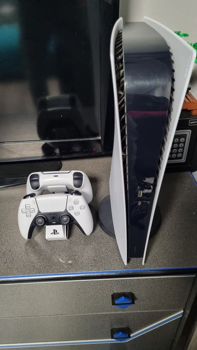 Playstation 5 wersja Digital 1TB + 2 pady. Stan idealny !