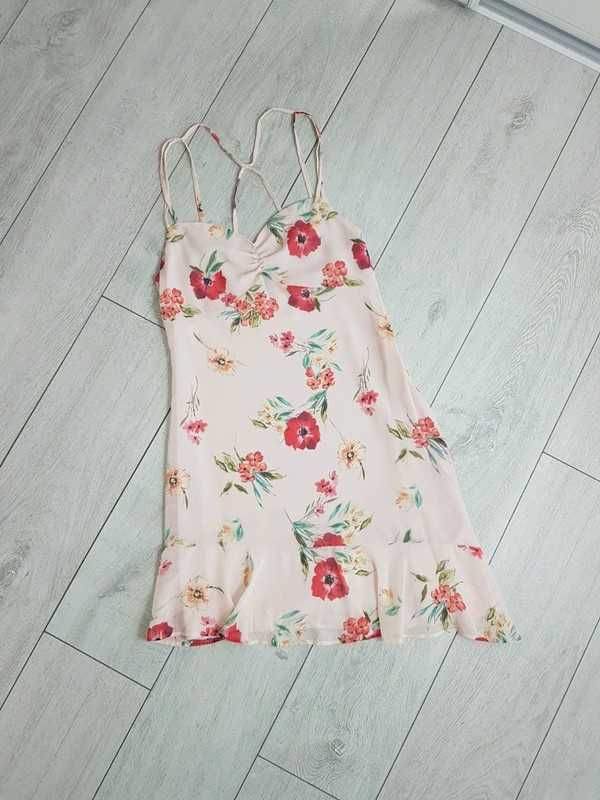 Bershka pudrowa sukienka w kwiaty asymetryczna krótka dopasowana 40 L