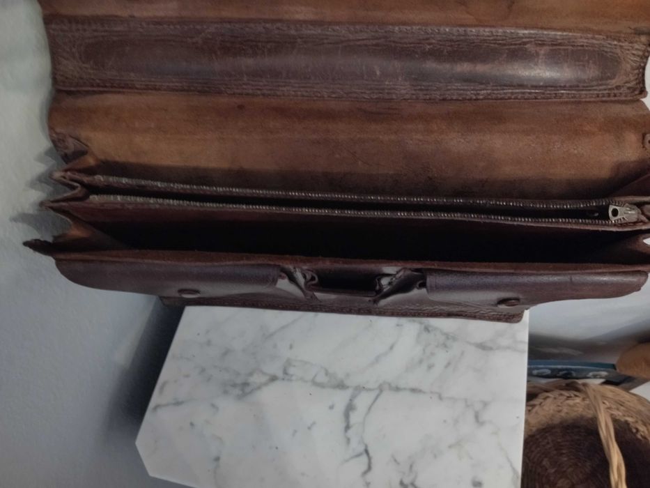 Pasta antiga em cabedal