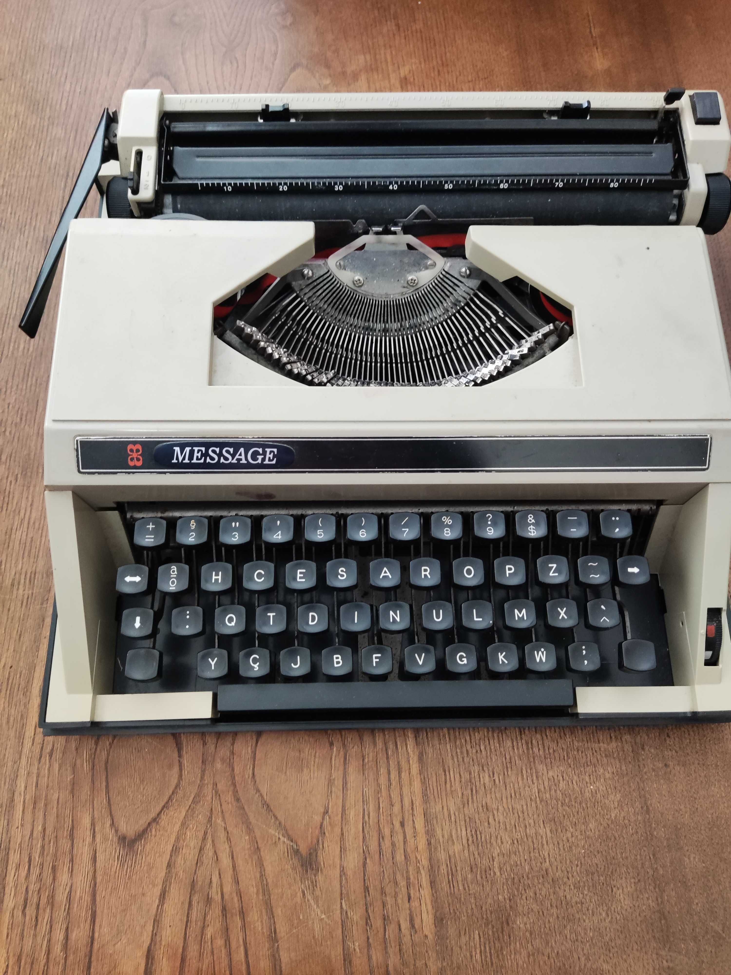 Máquina de escrever com mala
