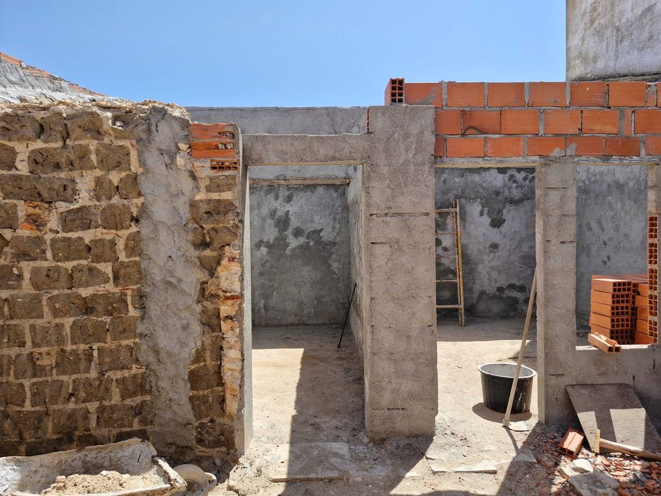 Terreno Urbano com 2 casas em Vale de Santarém