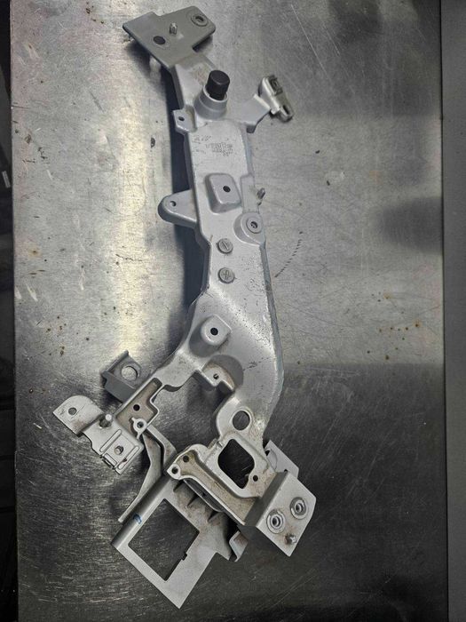 Окуляр Кронштейн фари супорт радиатора лівий Polestar 2