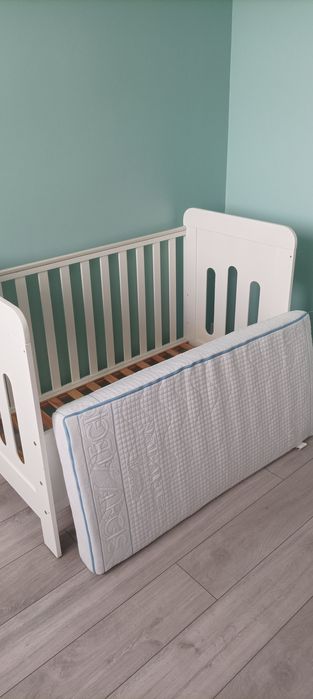 Łóżeczko dziecięce z materacem Hevea Baby i szufladą 120x60