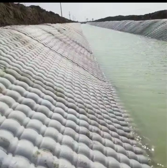 Faszynowanie brzegów stawu zabespieczanie przed osuwaniem faszyna