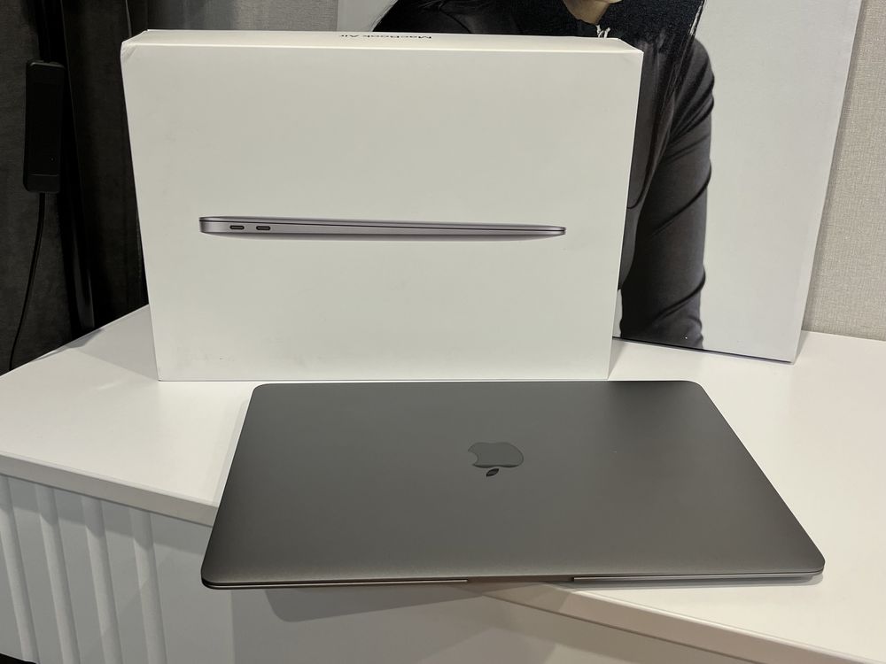 Macbook Air 13 на М1 256 гб з коробкою сірий макбук