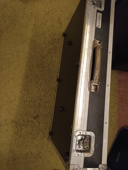 Pedalboard gitarowy hardcase  85*46 cm wraz z zabudowanym zasilaczem