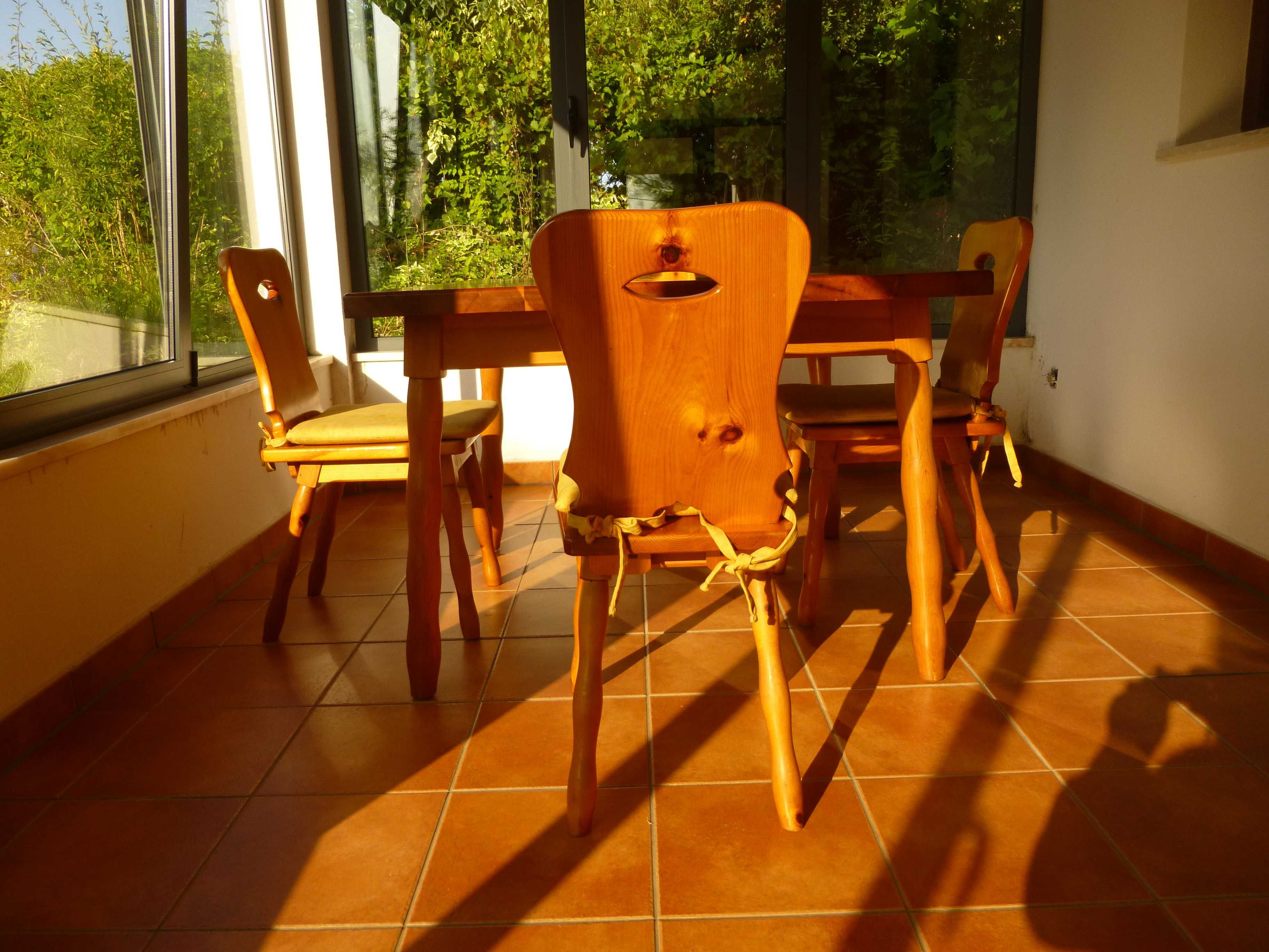 Mesa de jantar com 4 cadeiras em muito bom estado.