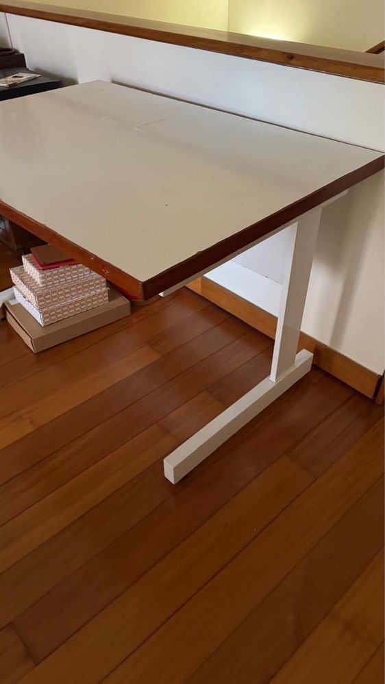 Mesa robusta branca