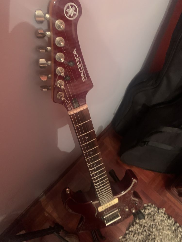 Guitarra yamaha HFM 611