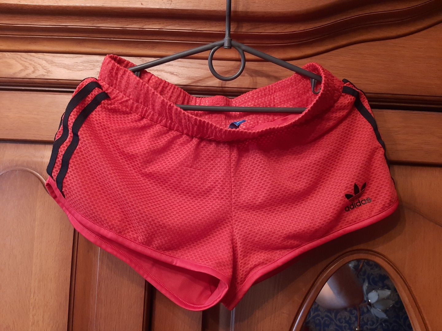 В наличии женские шорты adidas для  фитнеса и тренировок,размер М