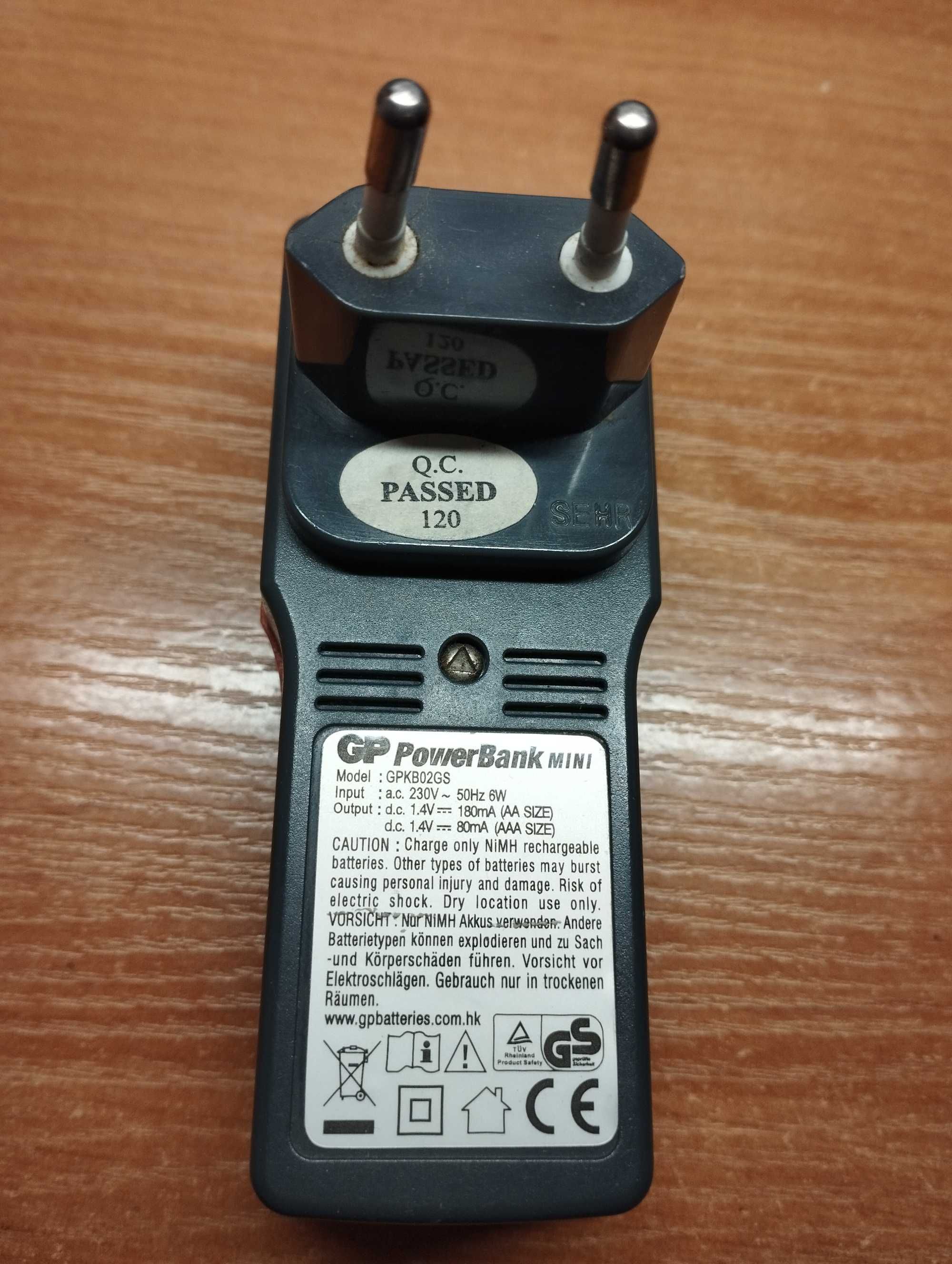 Ładowarka GP PowerBank Mini, model GPKB02GS AA/AAA