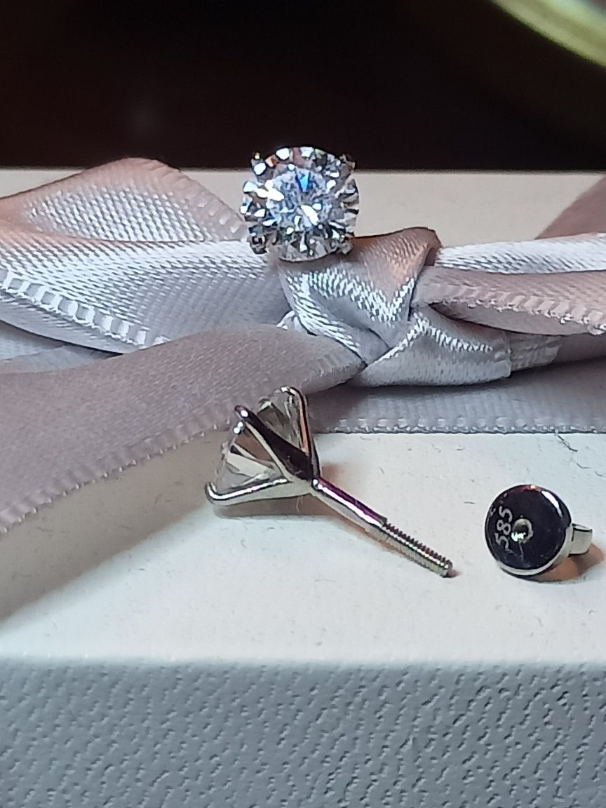 Стильные серьги с бриллиантом 1ct.