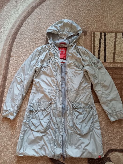 Вітровка жіноча з плащовки сірого кольору