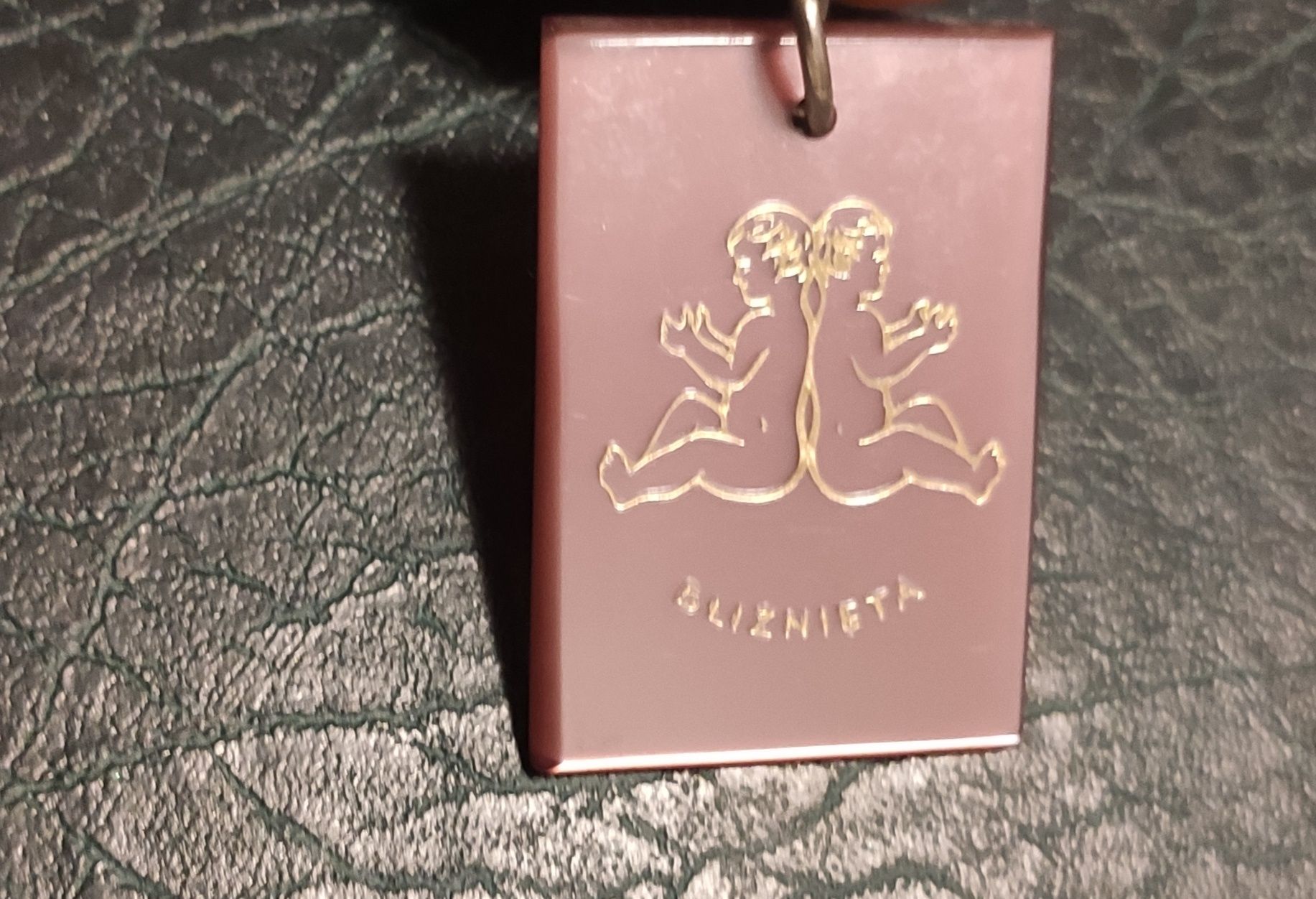 Stary breloczek brelok PRL znak zodiaku bliźnięta
