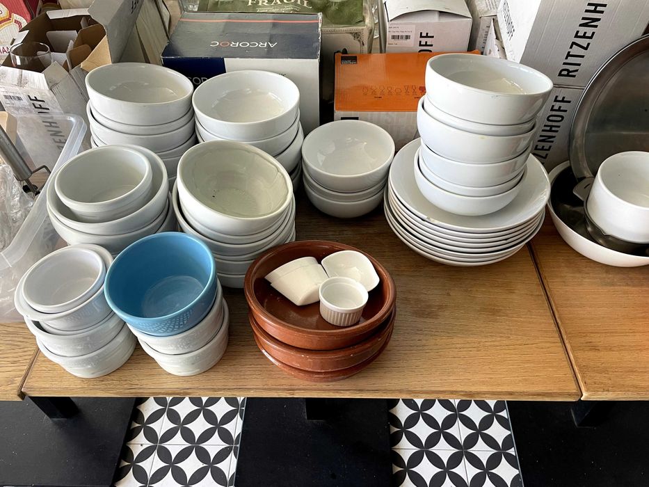 TUDO DEVE IR!! Equipamento e mobiliário completos para restaurante