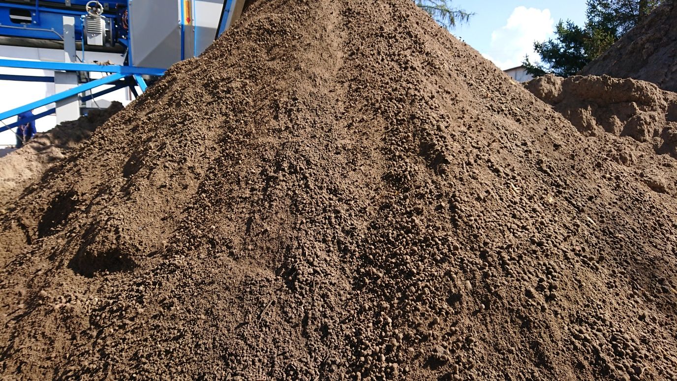 ziemia ogrodowa czarnoziem humus pod trawę trawnik kora