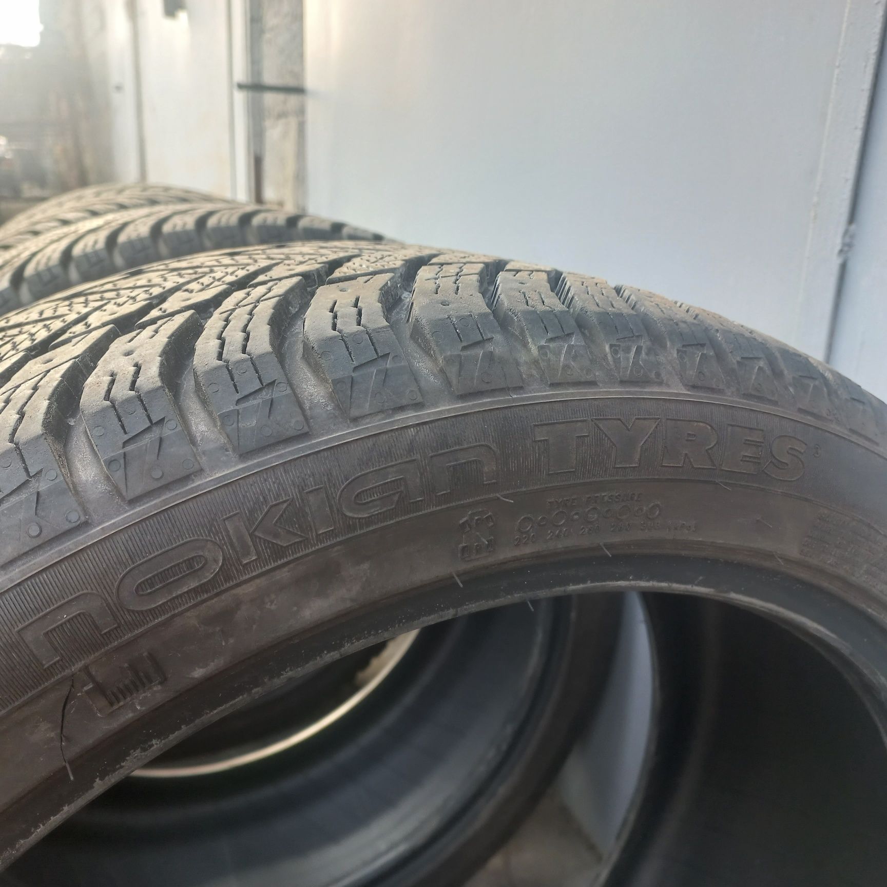 Резина зимняя 245 40 19 Nokian