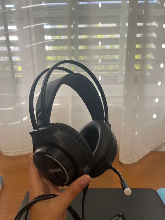 Headphones KROM com microfone