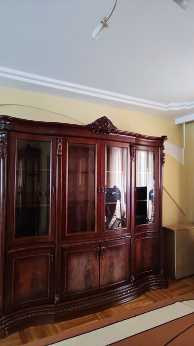 Італійська вітрина-буфет з дорогих порід дерева