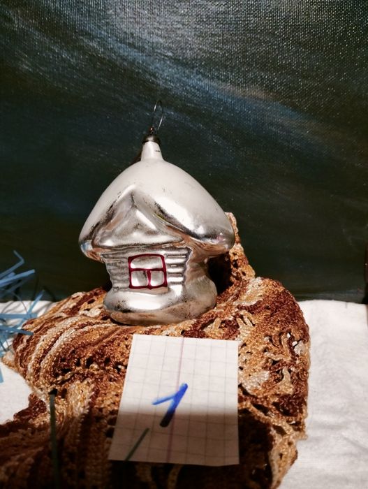 Новорічні іграшки на ялинку, фігурки.