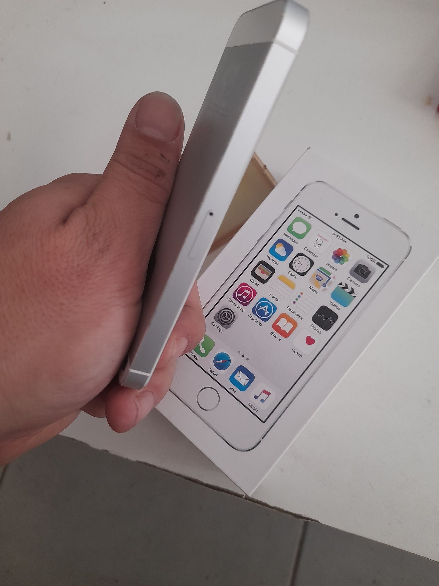 iPhone 5s com caixa impecável