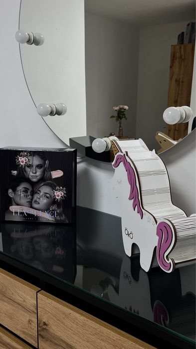 Оренда робочих місць стіл для бровиста чи візажиста та кушетка