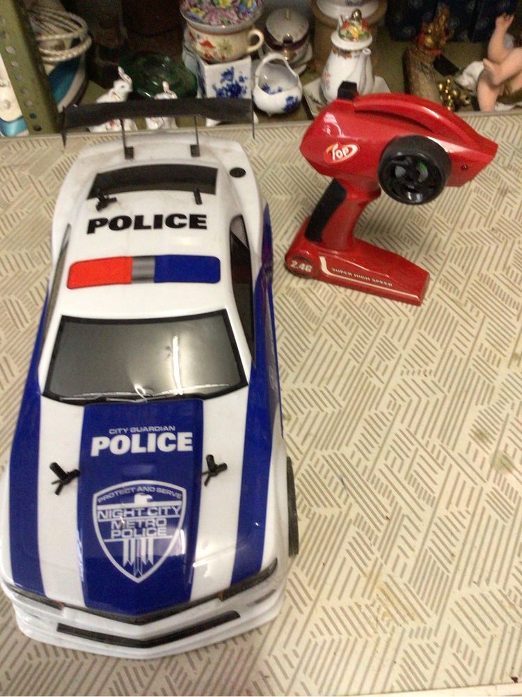 Carro de corrida com comando a pilhas afuncionar,com 40 cms de cpmto