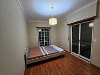 1 quarto de casal para arrendamento mensal.