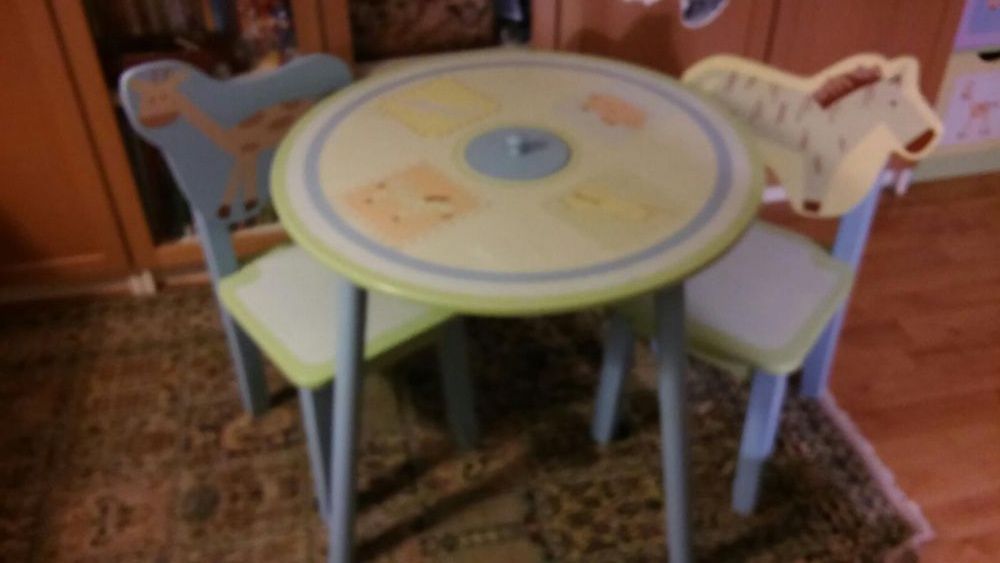 Mesa e duas cadeiras de criança