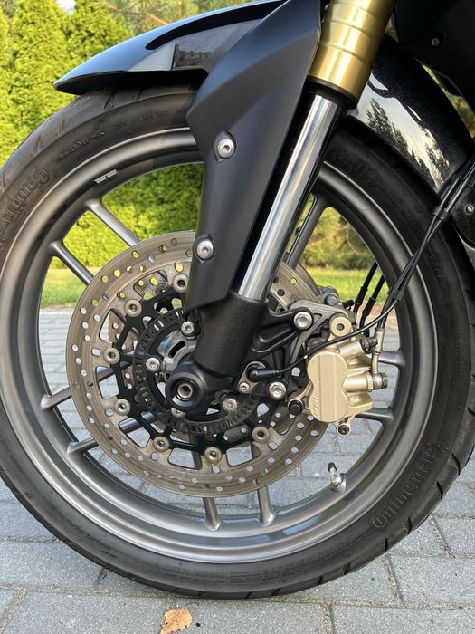 Triumph Tiger 800 z 2012 roku wyglada  jak nowy