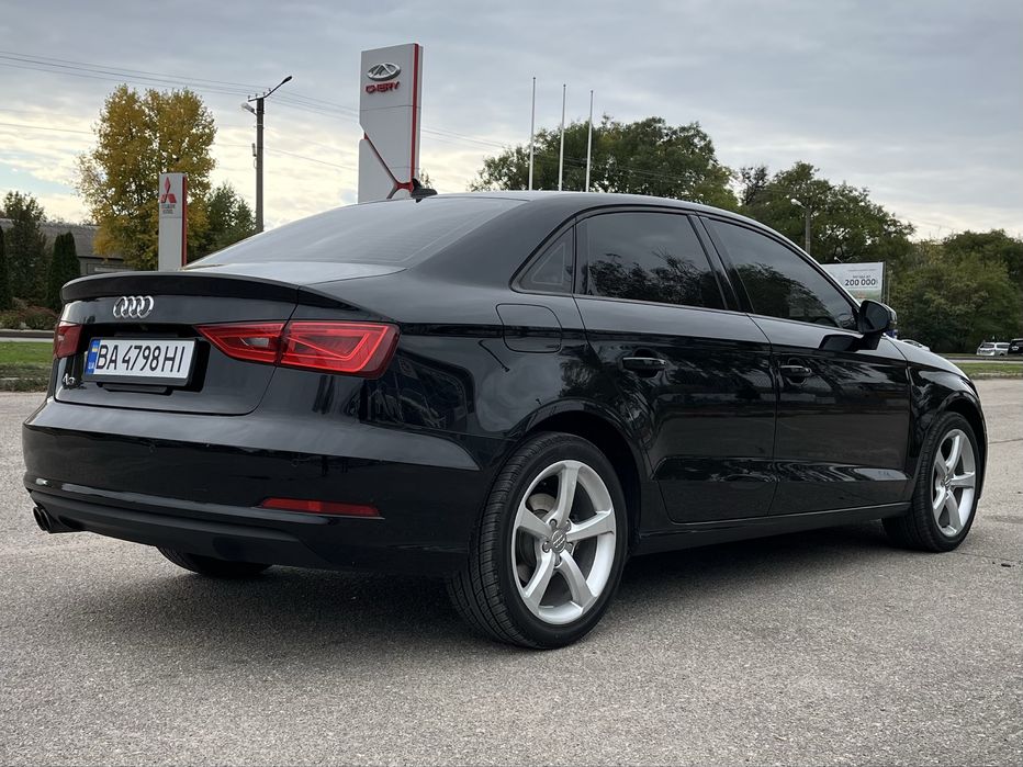 Машина Audi  A3 2016