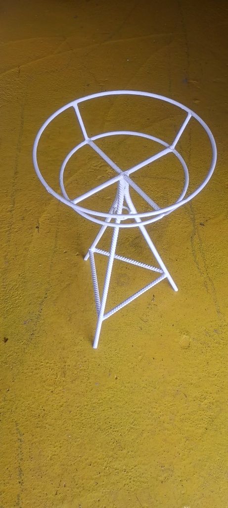 Metalowy stojący kwietnik
